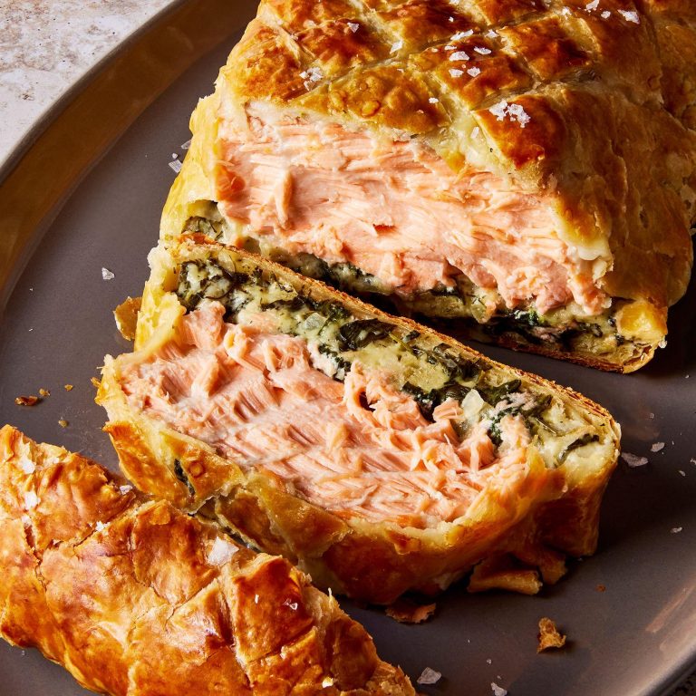 Delicious Salmon en Croûte with Creamy Dill Sauce Recipe